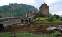 The busy courtyard of castle Leoch